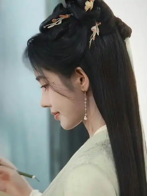 鞠婧祎#  好流畅的侧脸  我承认我盯久了些