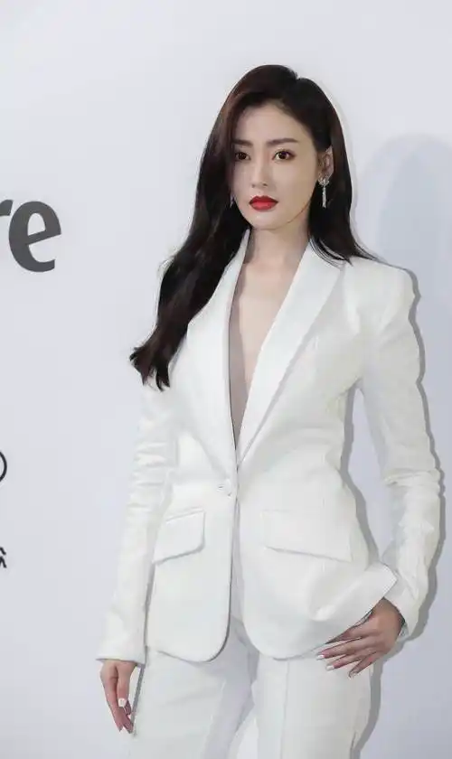 嘉人红毯女星黑白西装大赏:杨幂上演侧颜杀,金晨深v秀时尚_女明星