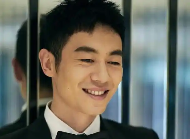 身材臃肿似发福,颧骨宽大被指认不出(颧骨高是什么样子的脸图片男生)