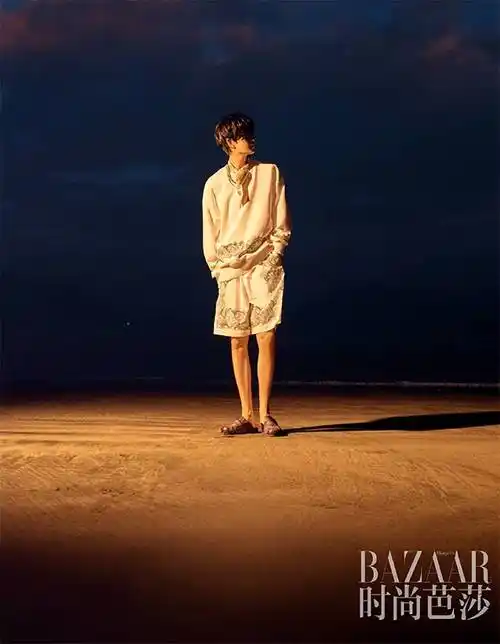 身着花纹套装,赤脚在雨水中嬉戏,任嘉伦工作室发文:迎着海风,踏着海浪