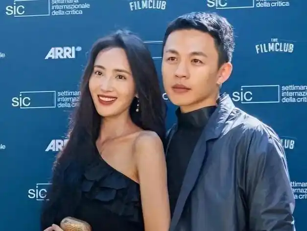 李鸿其获威尼斯电影节奖官宣与王紫璇恋情