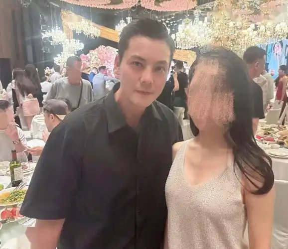 陈伟霆给好兄弟当伴郎,金丝眼镜黑西装造型,妈妈和哥哥也来了