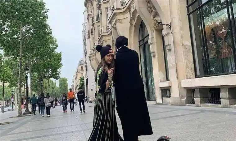 原创秀恩爱周杰伦晒与娇妻昆凌的合照手戴戒指目光深情令人羡慕