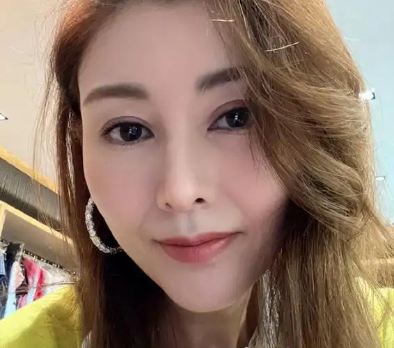 52岁的李嘉欣自拍大眼睛和精致的妆容是少女的样子