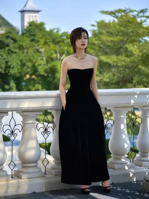 万茜这次出席活动选择了黑色修身长裙搭配红唇简直太惊艳而且气场全开