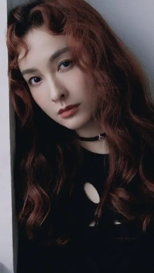 吴昕40岁生日照#吴昕40岁生日写真照96黑裙77珍珠首饰,真的是