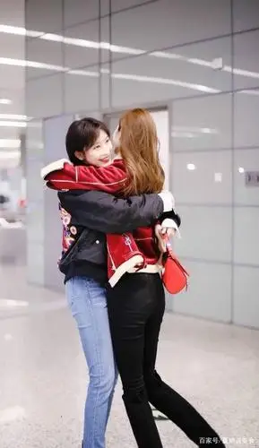 何穗机场偶遇闺蜜张丽,两双大长腿相互比美,真是要逆天啊!