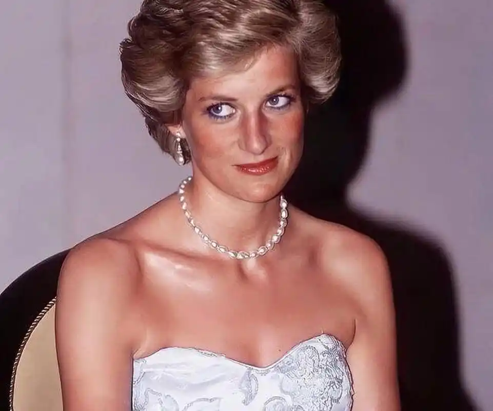 王室贵族女性喜爱的珠宝,伊丽莎白女王一条三层珍珠项链戴了一辈子