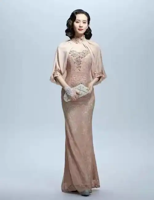 刘诗诗妈妈只比吴奇隆大2岁穿旗袍淡雅如菊气质不输明星女儿