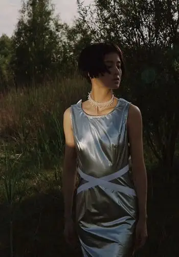 精灵模特王雨 齐耳短发旷野大片演绎复古风情