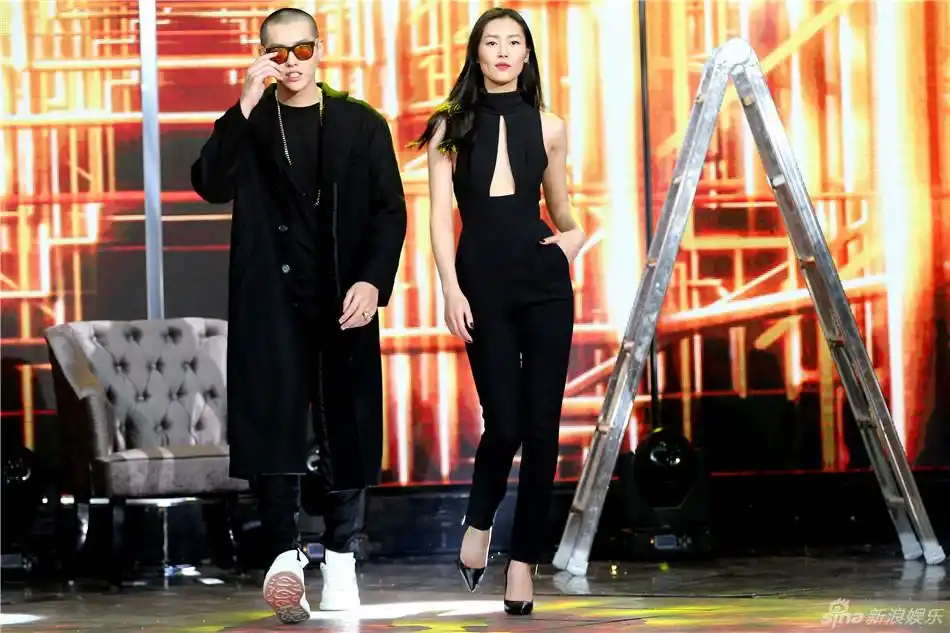 吴亦凡光头亮相天天与刘雯组长腿cp