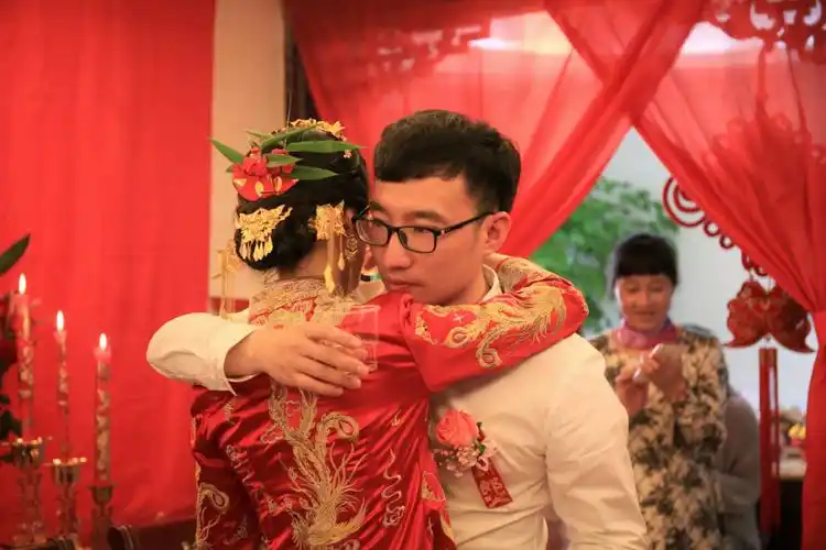 喝交杯酒也别具一格,让人大开眼界.