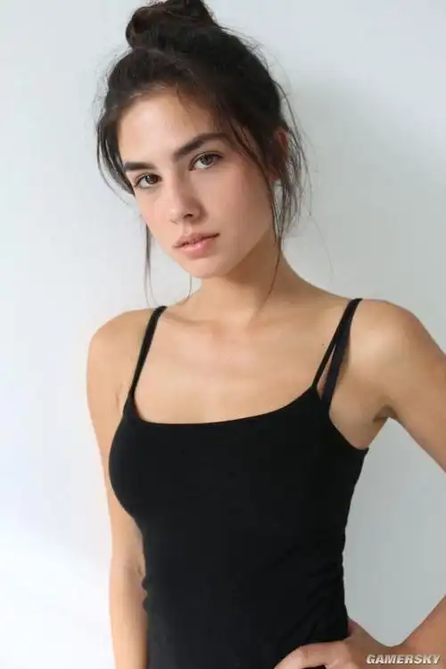 健康的小麦肤色火辣高挑的英伦泳装模特