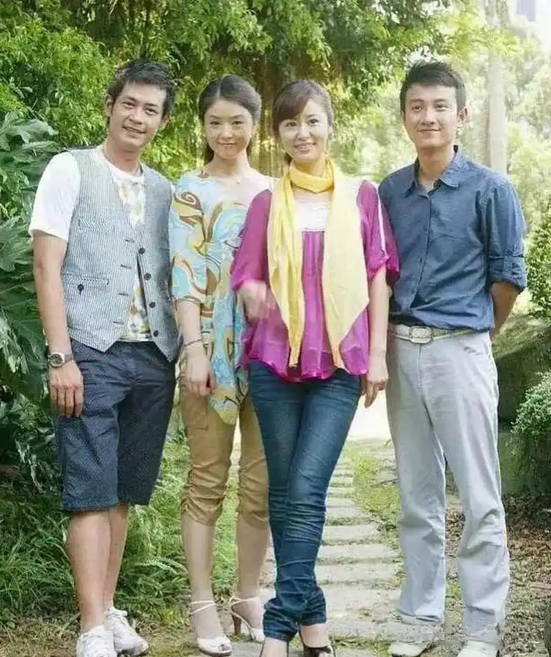 照片里我认出了林心如和马伊琍的前夫文章,其他几位是谁呢?