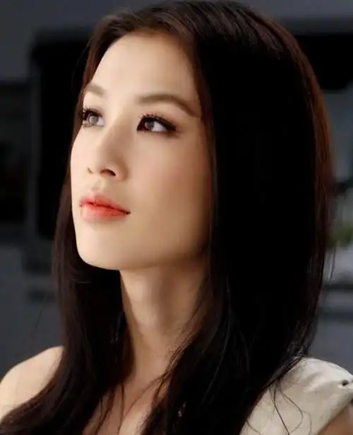 黄圣依颜值幻灭?在米兰时装周的无修图照被曝出,网友直呼被吓到