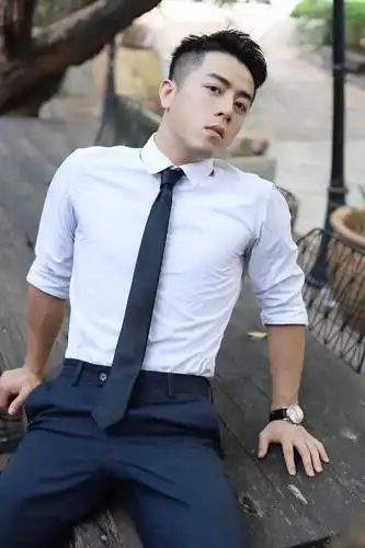 穿白衬衫的肌肉男杀伤力足够强魅力感爆棚