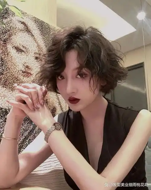 港风烫中长短烫出来的效果也太好看了,复古感强烈,可盐可甜,又非常的