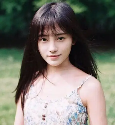 鞠婧祎早期素颜照被疯传,看清她的真实长相后:是同一个人?