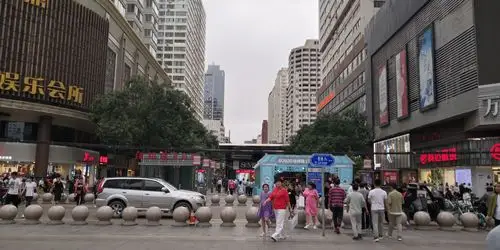 兰州市张掖路步行街.