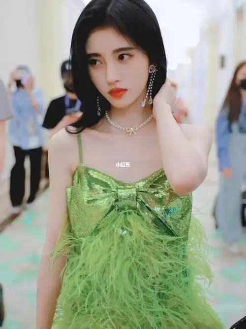 路透 @le fame 2021ss 闪片醒目蝴蝶结鸵鸟毛礼服裙 微博热搜#鞠婧祎