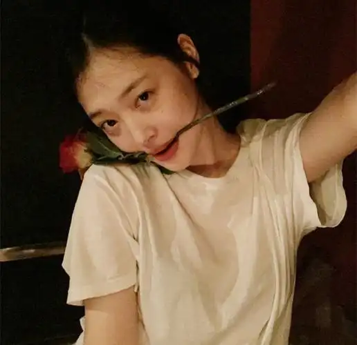 的崔雪莉#桃子们情人节快乐呀 99 比鲜艳绽放的玫瑰花更漂亮的真理