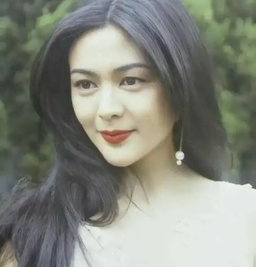 别看袁咏仪现在年纪大了,让了内地网红20多岁,依旧甩她们几条