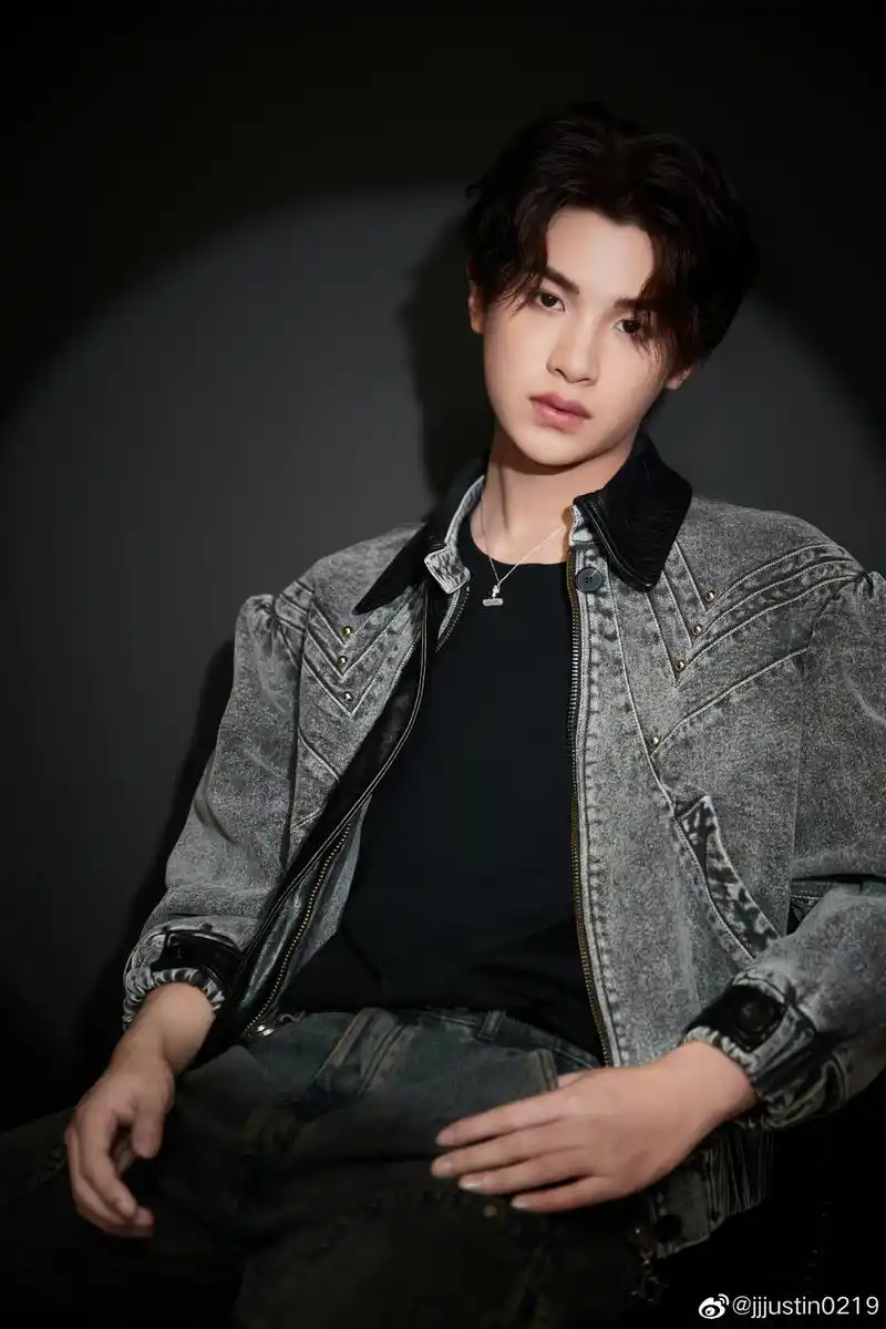 明星黄明昊 帅照