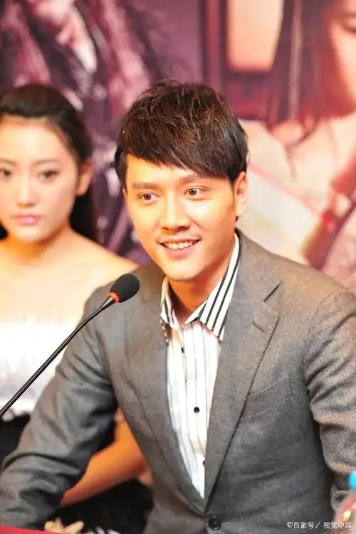 冯绍峰与万茜剧组闲聊状态轻松,离婚后的他更成熟