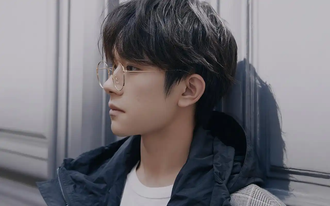 易烊千玺温柔静谧桌面壁纸