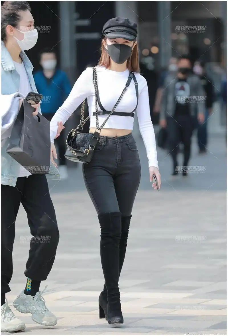 街拍:黑色牛仔裤小姐姐