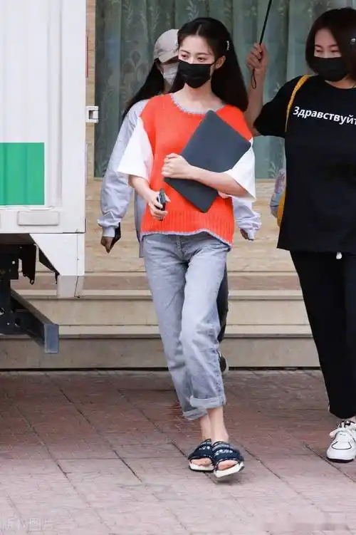 街拍陈钰琪针织背心浅蓝色牛仔裤青春可人