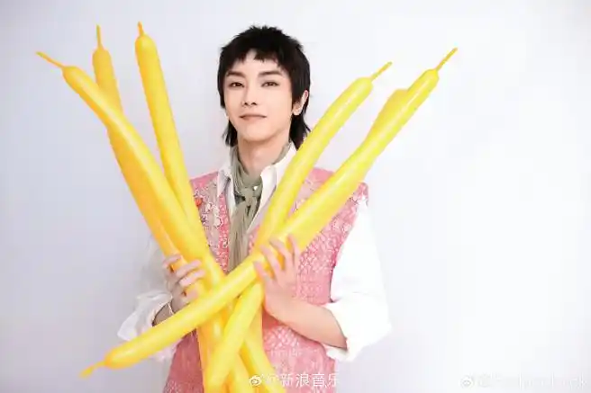 华晨宇丨生日大片78    纯白系 狼尾造型,酷拽又清新简约,元气十足!