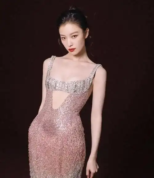 倪妮身材真丰满穿低胸裙露到了肚子35岁依旧韵味十足