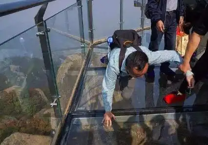 女子走玻璃栈道吓倒尿失禁, 景区回应: 破坏环境, 罚款5万