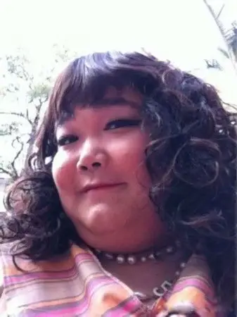 我有个朋友,她长得比较丑,可是人心地很善良,汶川地震时,她捐了20000