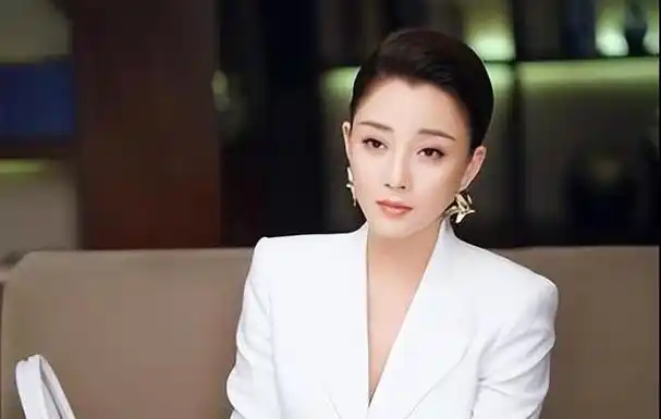 演员殷桃前夫锒铛入狱照顾父母晚年45岁仍单身无儿无女