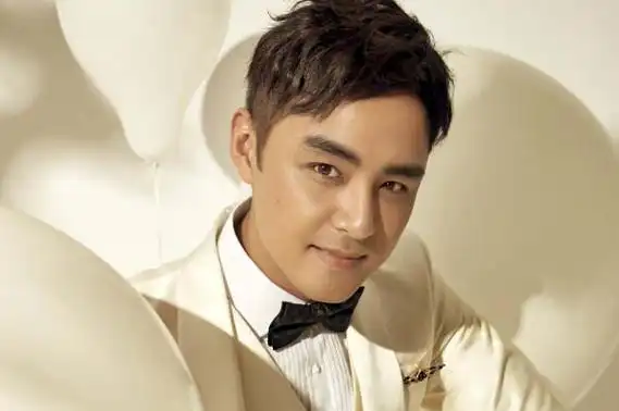 曾出演过《王子变青蛙》,《爱情魔发师》等很多台湾偶像剧