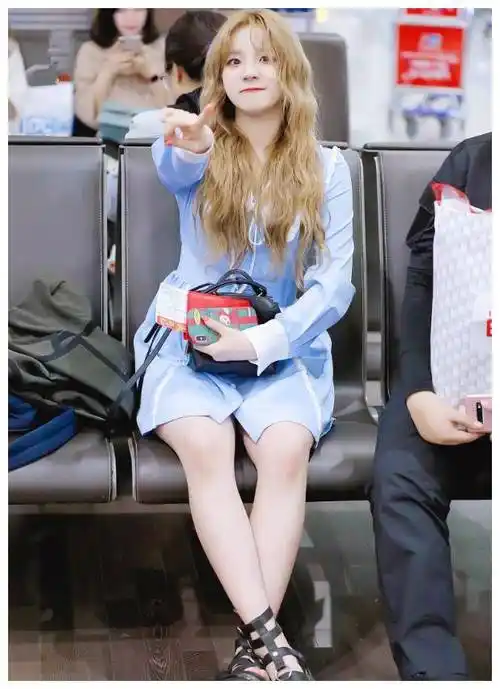 黑色凉鞋,清爽休闲,帅气,让人忘记关注宋雨琦的肉脚