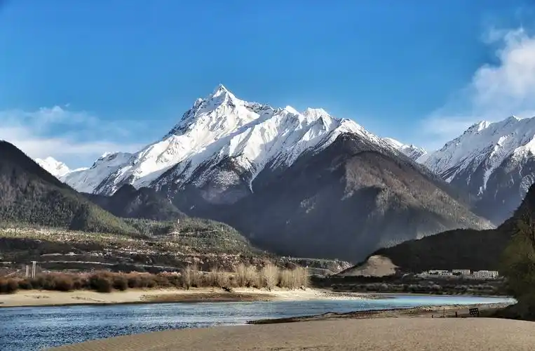 多雄拉雪山几乎和南迦巴瓦峰并立于雅鲁藏布江边和南迦巴瓦一样处于