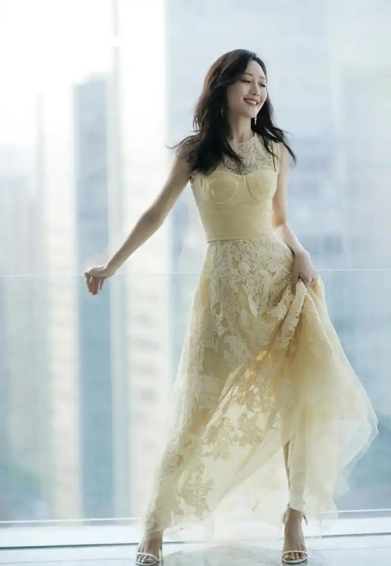 王鸥又火了,身穿白色衬衫搭配白色长裤,既潇洒利落又不失精致