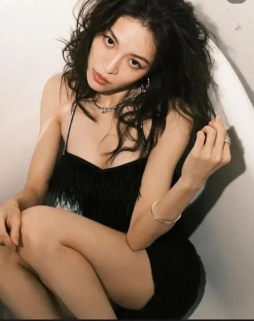 钟楚曦时装周自己化妆,依旧艳压群芳,红裙礼服成标配_腾讯新闻