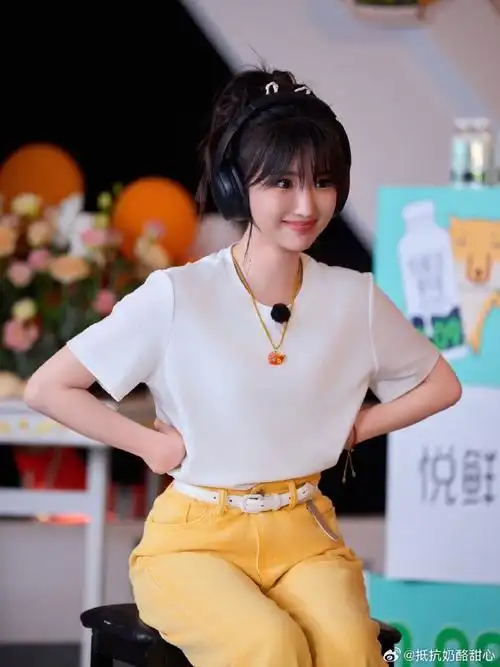 真的很喜欢毛晓彤,感觉姐姐现在的状态真的特别好啊,而且身材真的很绝