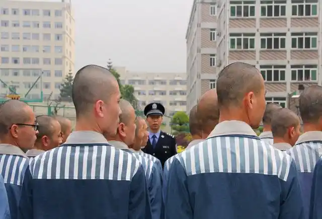 福建省榕城监狱举办服刑人员队列规范会操比赛图