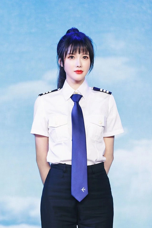 你好机长先生开机发布会温果希化身帅气女机长