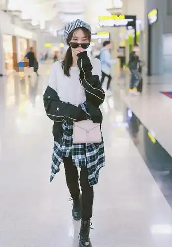 郑爽最新机场造型,蓝色大衣配白色长靴优雅大方,金丝眼镜是亮点