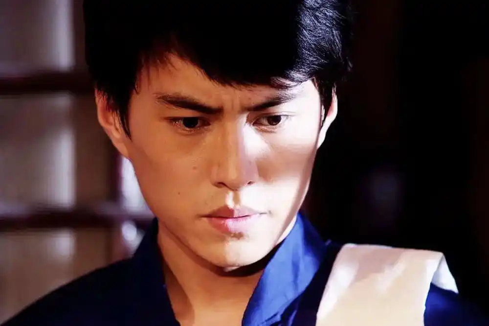 靳东真人到底长啥样?看到年轻时的照片,网友:这脸是认真的?