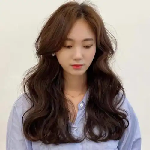 法式柔和大卷属于贴头皮烫发的类型,卷形从发根一直到发梢,形成自然的