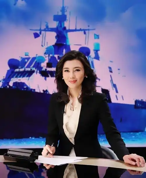 高颜值主持人李红天生丽质高挑美丽穿白色薄纱裙太美了