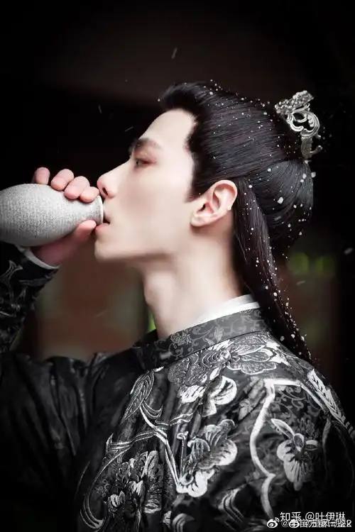 有哪些男演员在剧中喝酒姿势贼帅