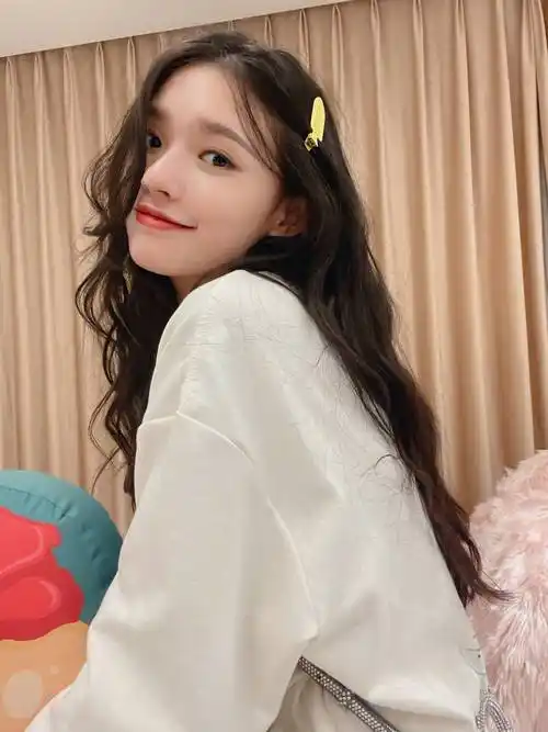 林允晒新照 手拿冰淇淋抱枕头戴小发卡超可爱